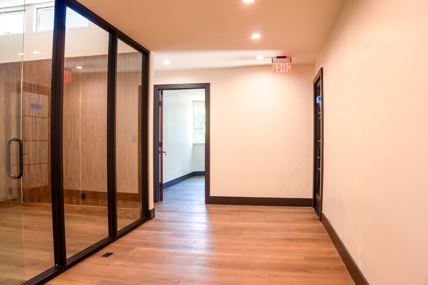 More Photos Of 146-150 S Barrington Ave, Los Angeles Storefront Retail Office For Lease