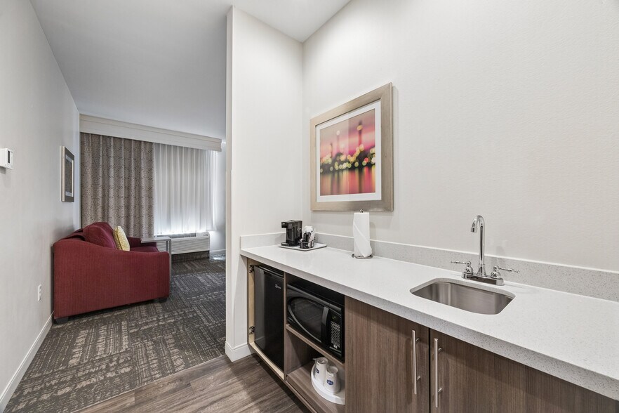 More Photos Of 1328 Highway 146, La Porte Hotel For Sale