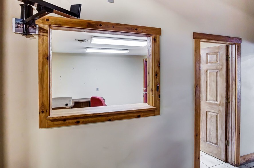 More Photos Of 20660 W Bowling Green Road, Weston Auto Repair For Lease