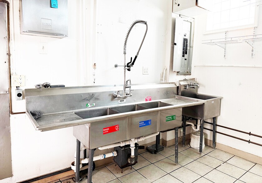 More Photos Of 3544 106th St E, Chicago General Retail For Lease