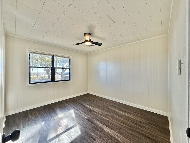 More Photos Of 5821 Limmer Loop, Hutto Warehouse For Lease
