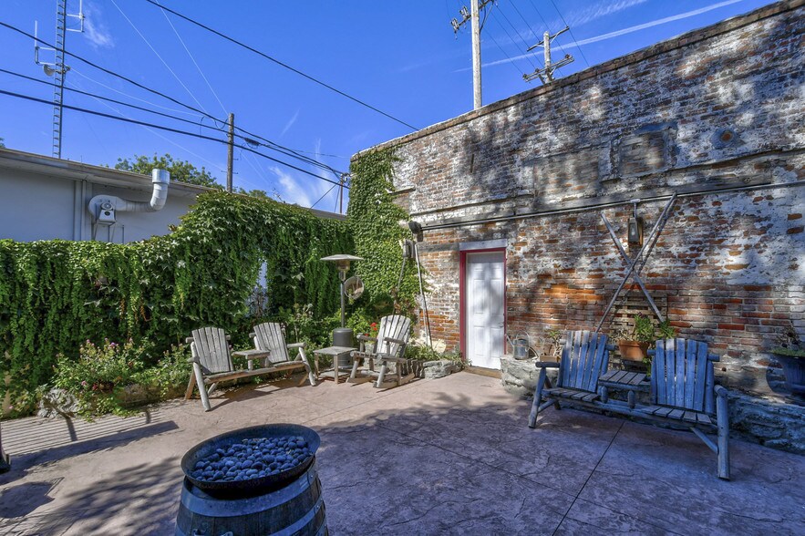 More Photos Of 121 8th St, Colusa Showroom For Sale