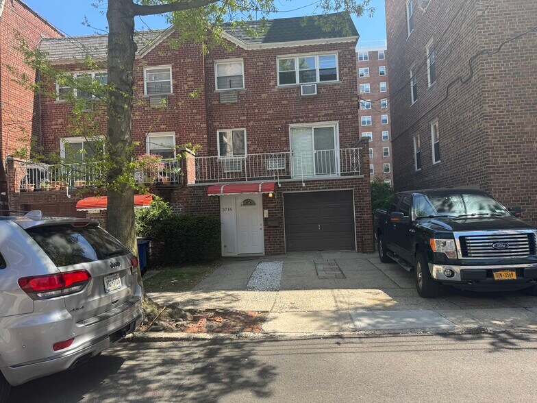 Primary Photo Of 3716 Blackstone Ave, Riverdale Apartments For Sale