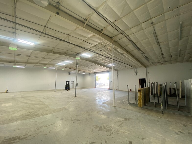 More Photos Of 2734 Burbank St, Dallas Warehouse For Lease
