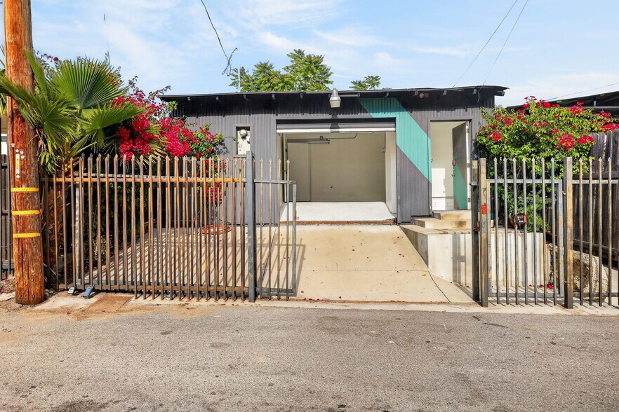 More Photos Of 9939 Commerce Ave, Tujunga Storefront For Sale