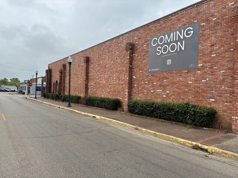 More Photos Of 201 N Pacific St, Conroe Freestanding For Lease