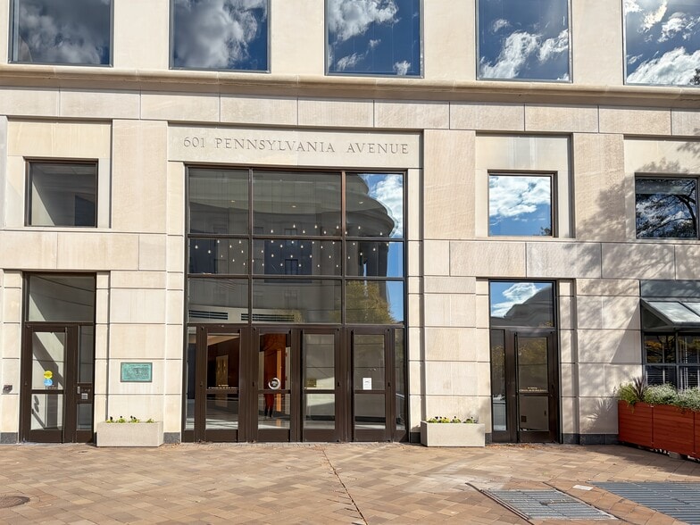 More Photos Of 601 Pennsylvania Ave NW, Washington Office For Lease