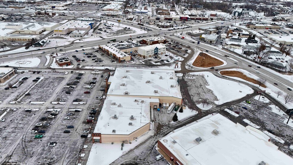 More Photos Of 4701 SE 1st Ave, Cedar Rapids General Retail For Lease