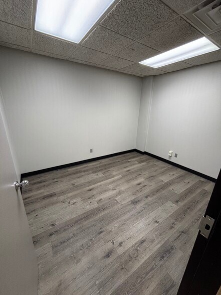 More Photos Of 5101 Maxie St, Houston Manufacturing For Lease