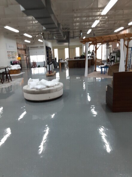 More Photos Of 136-140 Leslie St, Dallas Showroom For Lease