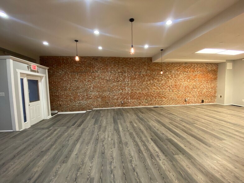 More Photos Of 2514 College Ave, Alton Specialty For Lease