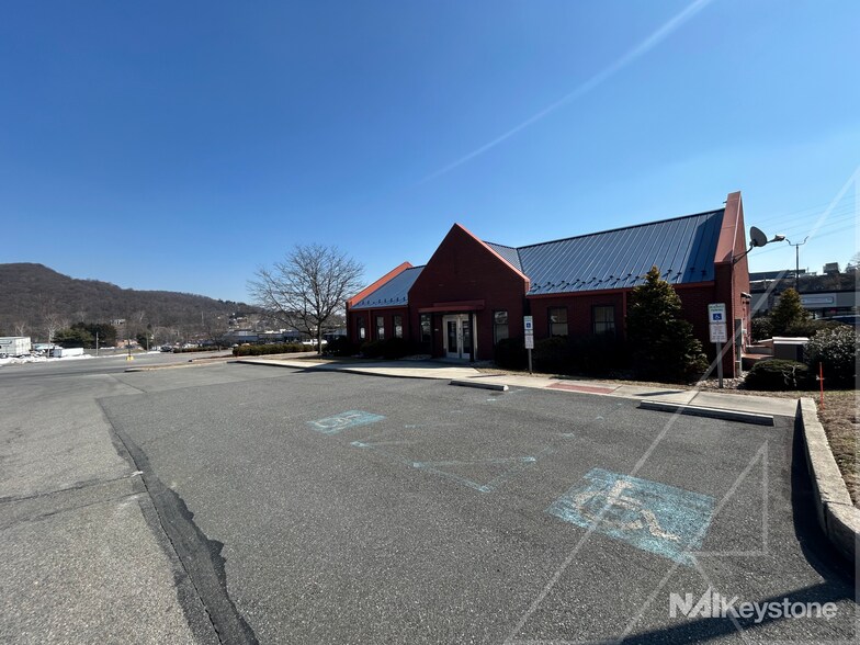 More Photos Of 3100 St Lawrence Ave, Reading Unknown For Lease