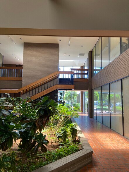 More Photos Of 10810 Katy Fwy, Houston Office For Lease