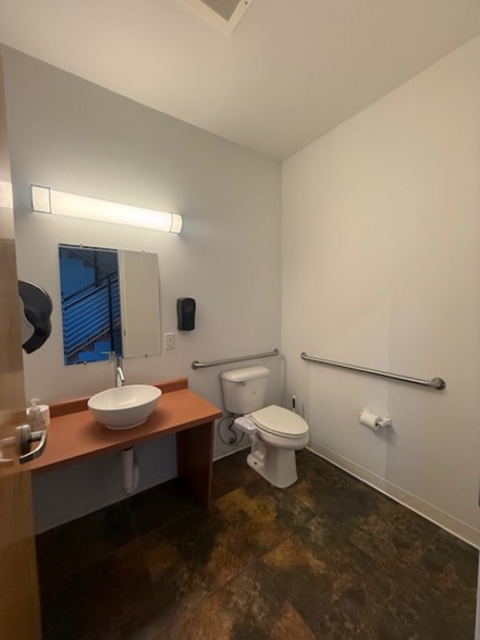 More Photos Of 2420 Midtown Plz NE, Albuquerque Warehouse For Lease