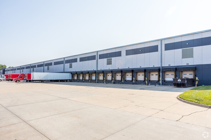 More Photos Of 3600 Army Post Rd, Des Moines Light Distribution For Lease