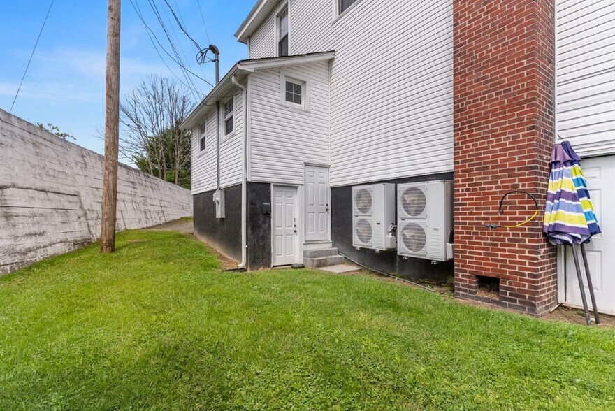 More Photos Of 509 W Main St, Fries Hotel For Sale