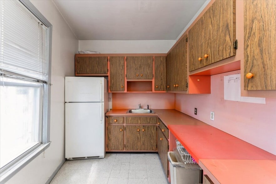 More Photos Of 13210 Hillside Ave, Richmond Hill Storefront Retail Office For Sale