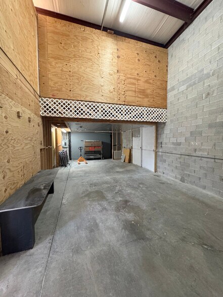 More Photos Of 1547-1561 SE South Niemeyer Cir, Port Saint Lucie Warehouse For Lease