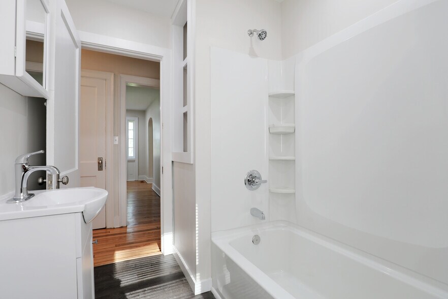 More Photos Of 669 Broadway, Ulster Park Hotel For Sale