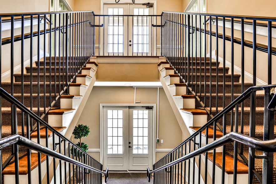 More Photos Of 1905 Woodstock Rd, Roswell Office For Lease