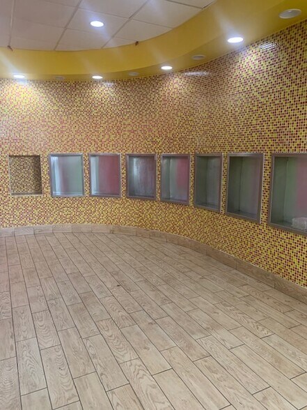 More Photos Of 4849-4853 Oakton St, Skokie Storefront For Lease