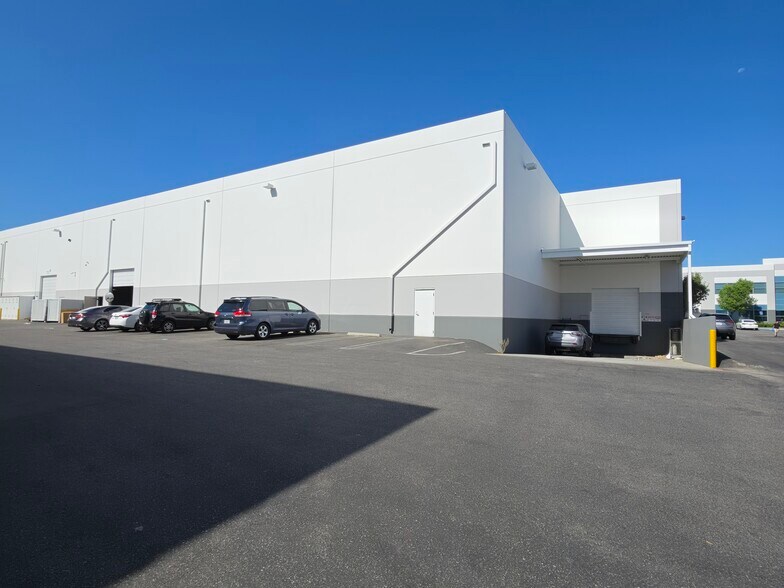 More Photos Of 7555 N San Fernando Rd, Burbank Manufacturing For Lease