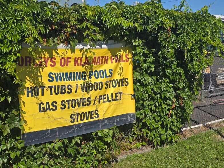 More Photos Of 2120 Washburn Way, Klamath Falls Freestanding For Sale