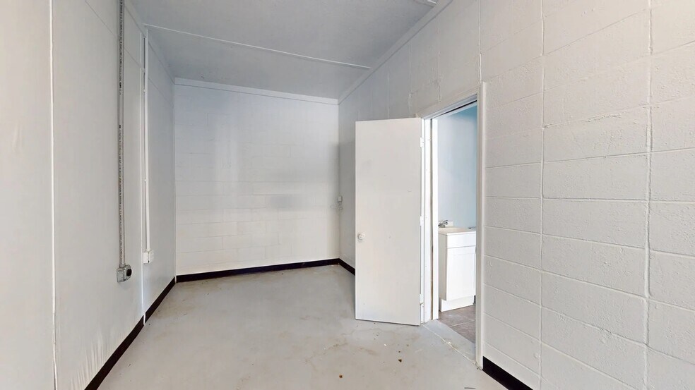 More Photos Of 3851 Harrington st, Oak Park Light Distribution For Sale