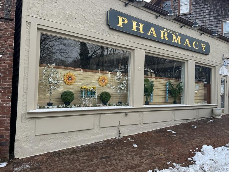 Primary Photo Of 1314 Old Northern Blvd, Roslyn Drugstore For Lease