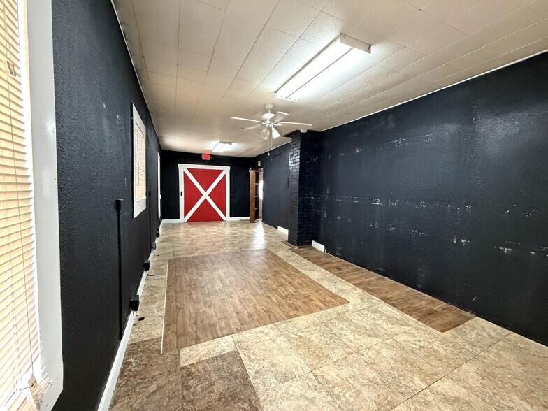 More Photos Of 500 W Hildebrand Ave, San Antonio Storefront For Sale