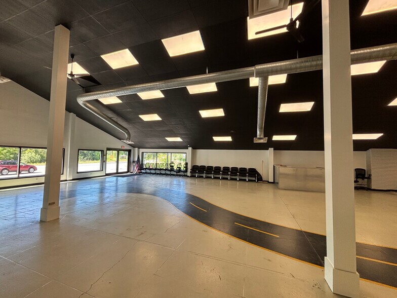 More Photos Of 29 Stillwater Ave, Orono Showroom For Lease