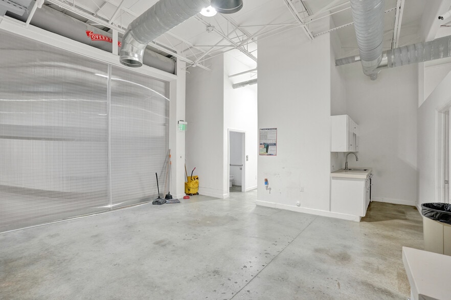 More Photos Of 1820 NE 146th St, Miami Manufacturing For Sale