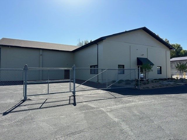 More Photos Of 238 Globe St, Radcliff Distribution For Lease