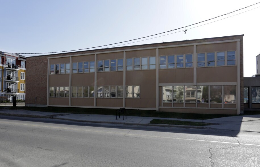 More Photos Of 2202 2nd St SW, Calgary Hospital For Lease