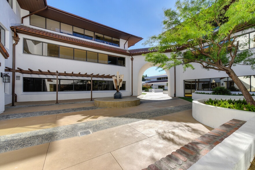 More Photos Of 23632 Calabasas Rd, Calabasas Office For Lease