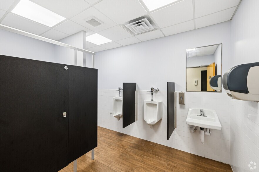 More Photos Of 600 Ryerson Rd, Lincoln Park Warehouse For Lease