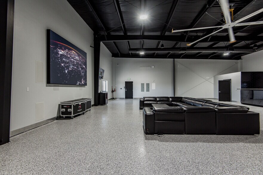 More Photos Of 1551 E World Blvd, Fort Mohave Showroom For Sale