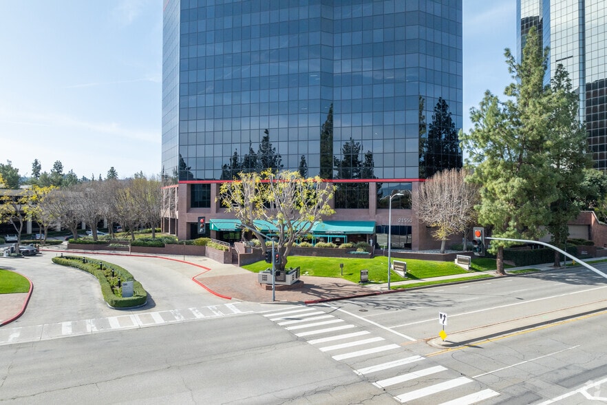 More Photos Of 21550 Oxnard St, Woodland Hills Office For Lease