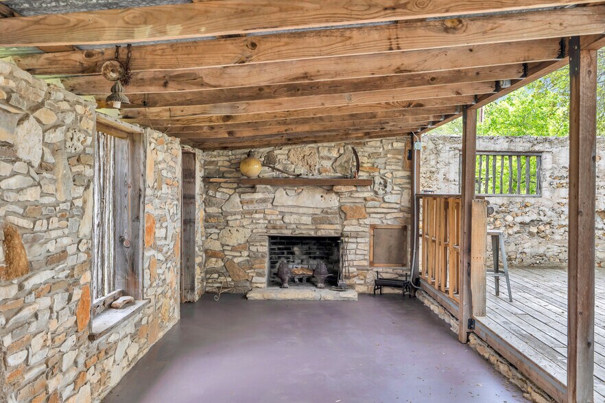 More Photos Of 123 Rocky Rd, Hye Storefront Retail Residential For Sale