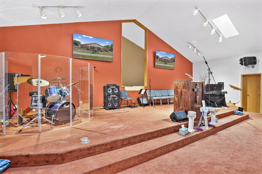 More Photos Of 1301 S Meridian St, Lebanon Religious Facility For Sale