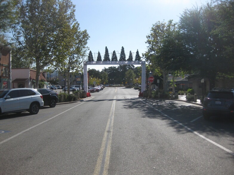 More Photos Of 24251 Main St, Santa Clarita General Retail For Lease