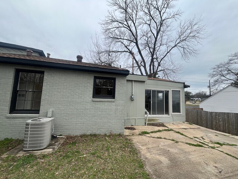 More Photos Of 404 N Henderson Blvd, Kilgore Office For Lease