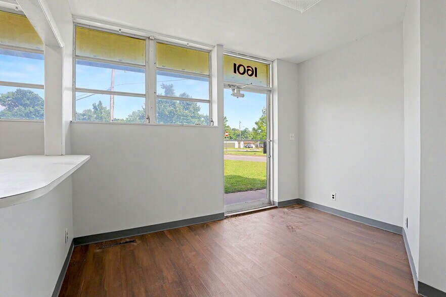 More Photos Of 1601 N State St, Augusta Office For Sale