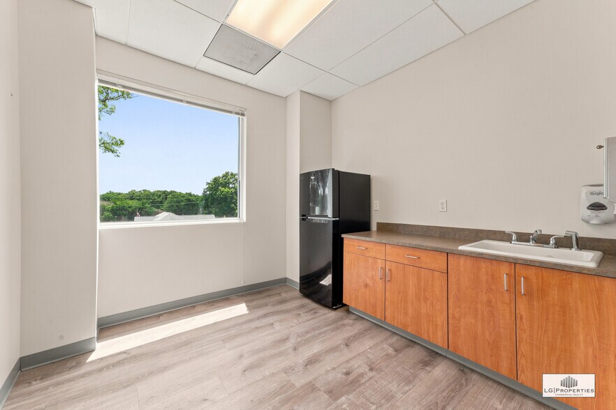 More Photos Of 456 Chestnut St, Lakewood Office For Lease