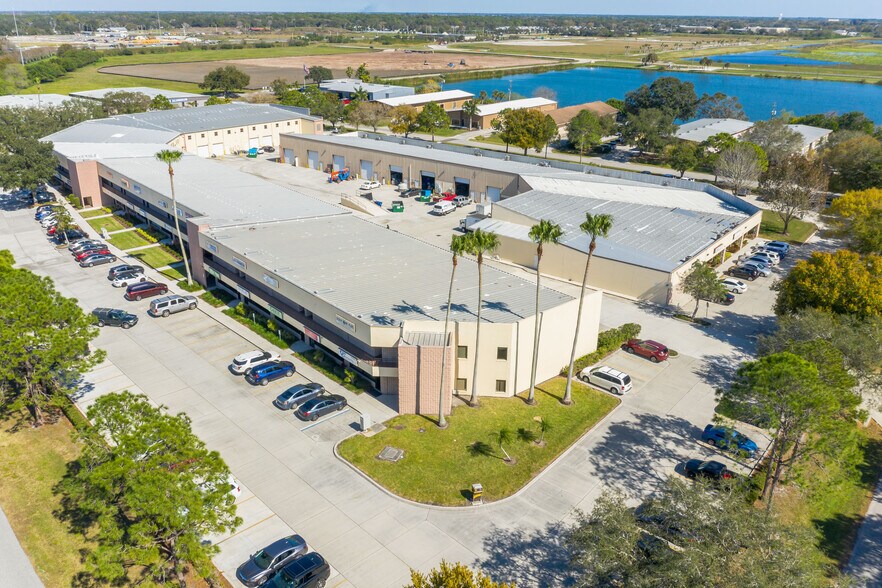 More Photos Of 367 Interstate Blvd, Sarasota Showroom For Lease