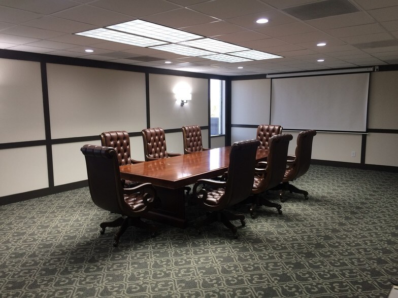 More Photos Of 2425 US Highway 41 N, Evansville Office For Lease