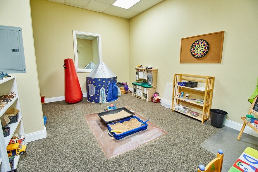 More Photos Of 5421 Basswood Blvd, Fort Worth Business Park For Lease