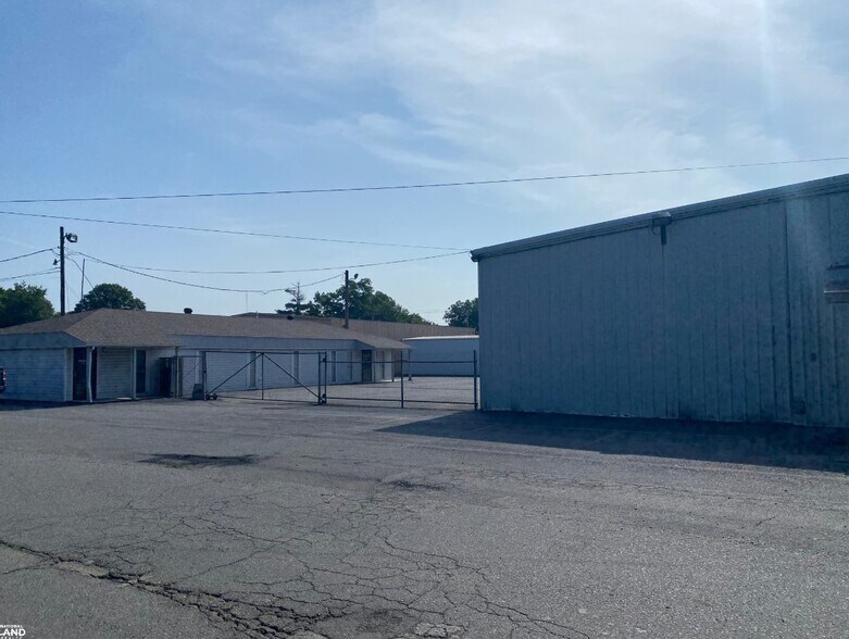 More Photos Of 1701 S Timber St, Stuttgart Office Residential For Sale