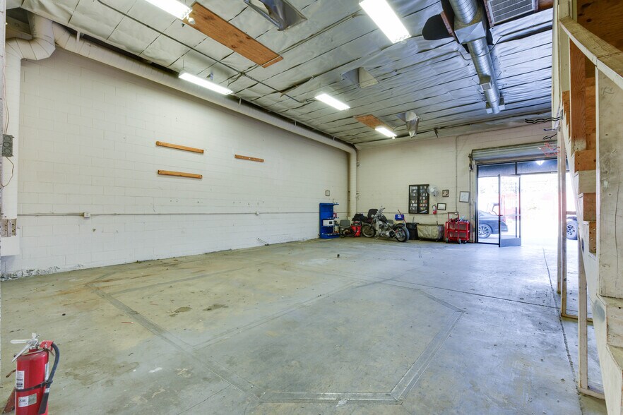 More Photos Of 14332 Oxnard St, Van Nuys Warehouse For Lease