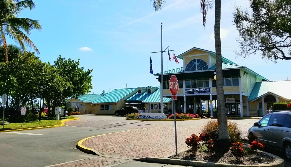 More Photos Of 1001 Riverside Dr, Palmetto Office For Lease